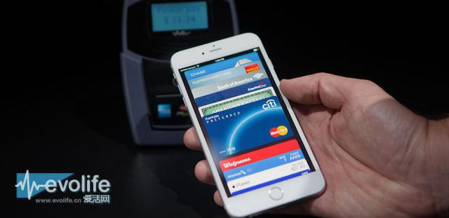 　　蘋果ApplePay業(yè)務(wù)雖然在美國(guó)地區(qū)開(kāi)展已經(jīng)有一段時(shí)間了，不過(guò)目前有消息表明，美國(guó)人民對(duì)其并不買賬，根據(jù)市場(chǎng)調(diào)研機(jī)構(gòu)AiteGroup公布的數(shù)據(jù)顯示，ApplePay目前僅占美國(guó)所有零售交易量的1%，這一數(shù)據(jù)和蘋果官方聲稱的&ldquo;勢(shì)頭極為強(qiáng)勁&rdquo;有較大的差距。  　　占有率僅為1%ApplePay要靠入駐星巴克和肯德基挽回?cái)【郑? 　　ApplePay的推廣受阻與零售店普及有密不可分的關(guān)系，礙于對(duì)于新技術(shù)的抵觸和成本考慮，零售商對(duì)于更新刷卡中端始終抱有抵觸情緒，蘋果并不是第一個(gè)在移動(dòng)支付領(lǐng)域受挫的科技巨頭，早在2013年谷歌就推出了同樣基于NFC技術(shù)的GoogleWallet業(yè)務(wù)，但時(shí)至今日其在移動(dòng)支付的影響力仍然處于幾乎忽略不計(jì)的狀態(tài)，而三星自家的SamsungPay無(wú)疑也遭遇了這樣的窘境。  　　占有率僅為1%ApplePay要靠入駐星巴克和肯德基挽回?cái)【郑? 　　不過(guò)蘋果自然也不會(huì)對(duì)這樣的局面不為所動(dòng)，今天就有報(bào)道稱，蘋果將在2016年完成于星巴克、肯德基和Chili&rsquo;s的合作，屆時(shí)全美各地的星巴克、肯德基門店將支持ApplePay支付，如果合作順利，相信對(duì)于提升ApplePay的占有率肯定有所幫助，畢竟目前移動(dòng)支付已經(jīng)達(dá)到了星巴克門店交易總額的20%。