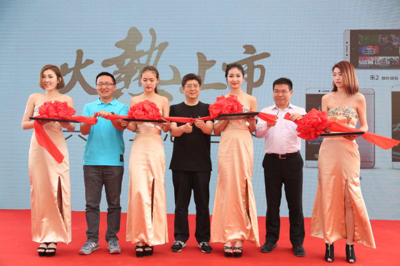 樂視二代手機千城萬店現(xiàn)貨首銷 樂迷風雨無阻掀搶購熱潮