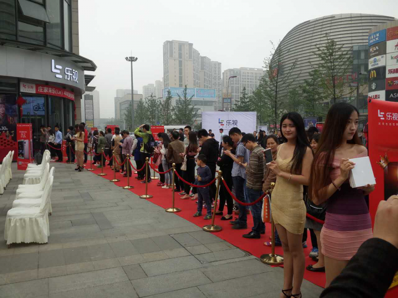 樂視二代手機千城萬店現(xiàn)貨首銷 樂迷風雨無阻掀搶購熱潮