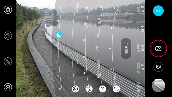 第一臺(tái)支持雙攝像頭的手機(jī)：LGP925