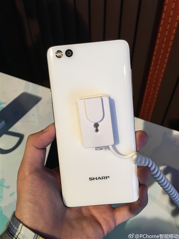 夏普手機回歸之作：國內(nèi)發(fā)布1499元手機A1/C1