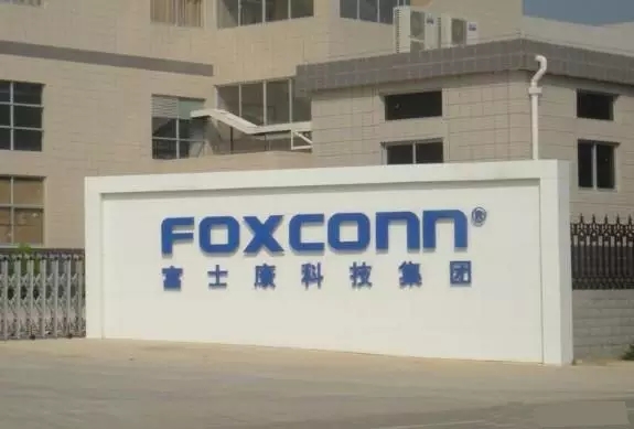 臺灣前首富郭臺銘加入新加坡籍，科技大佬們?yōu)楹尾辉倭魬倥_灣？