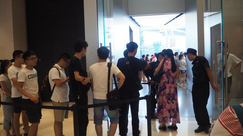 iPhone 7廣州遭瘋搶、黃牛生意火爆,分析師頻遭打臉