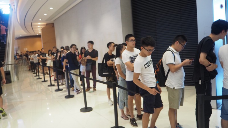 iPhone 7廣州遭瘋搶、黃牛生意火爆,分析師頻遭打臉