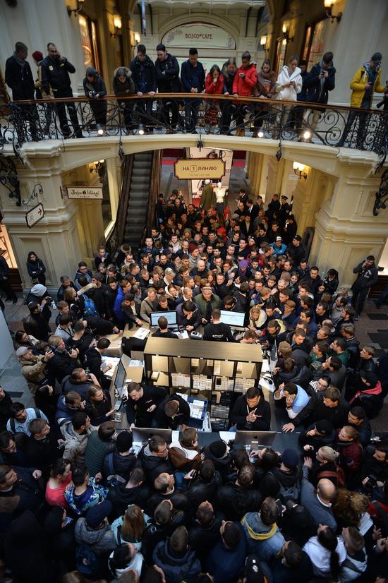 莫斯科民眾排隊買iPhone7 最靠前位置售價5000元