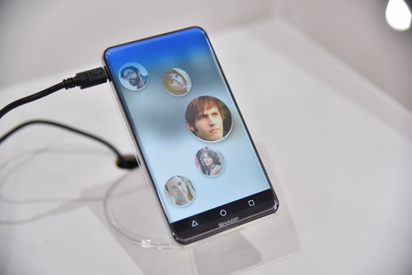 天無邊框手機來臨 夏普展示逆天無邊框手機