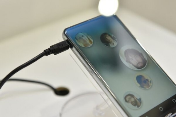天無邊框手機來臨 夏普展示逆天無邊框手機