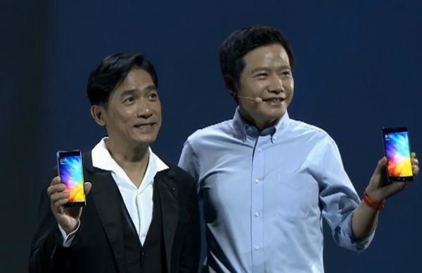 梁朝偉現(xiàn)身小米Note 2發(fā)布會(huì)：手持新機(jī)與雷軍合照