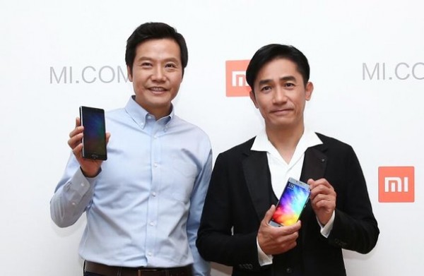 梁朝偉現(xiàn)身小米Note 2發(fā)布會(huì)：手持新機(jī)與雷軍合照