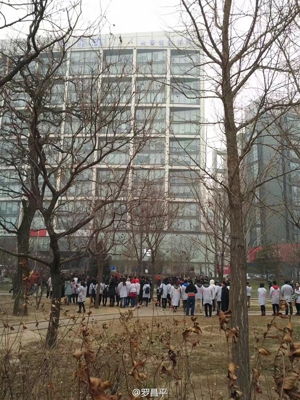 樂視樓下聚集上百人身著白衣&ldquo;討債&rdquo;：真相曝光