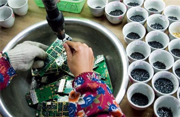 全球每年約產(chǎn)生4億部廢棄手機，多數(shù)用戶拒絕回收