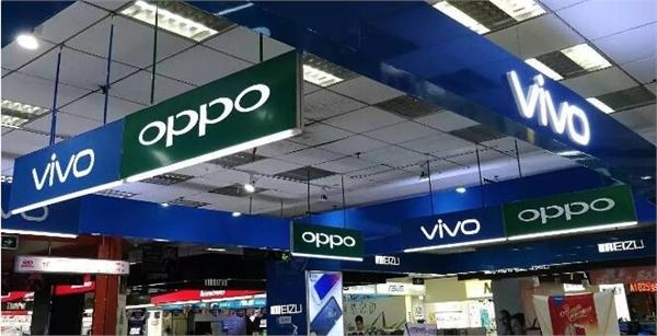 　　據(jù)市場調(diào)研機構(gòu)Counterpoint針對全球手機市場的最新調(diào)研顯示，中國品牌手機在2016年的出貨量達到了4.65億部的歷史新高，環(huán)比增長6%，要高于市場環(huán)比增長的2.3%。  　　Counterpoint數(shù)據(jù)顯示，2016年全球智能手機出貨量接近15億部，而中國品牌貢獻了接近全球出貨量的1/3達到了4.65億部。  　　從Counterpoint數(shù)據(jù)中可以看出，中國手機廠商之間的競爭日趨激烈，已經(jīng)到達了白熱化階段，兩極分化較為嚴(yán)重。其中OPPO、vivo、金立、華為、魅族呈現(xiàn)快速增長，OPPO增長高達109%，vivo增長78%，金立和華為增長21%，魅族增長18%。而中興、小米、酷派和聯(lián)想手機出貨量增速均出現(xiàn)不同程度的下滑，聯(lián)想下滑幅度更是接近80%。  　　對于Counterpoint這份調(diào)研報告，有專家表示：&ldquo;中國手機品牌出貨量今年仍然會繼續(xù)增長，手機廠商今年會更加的注重線下渠道。在功能方面，智能手機的指紋識別、4G+網(wǎng)絡(luò)、快速充電、OLED顯示屏、電池續(xù)航時間和更高像素的攝像頭等都會是關(guān)注的焦點。&rdquo;  　　Counterpoint指出，盡管目前手機的用戶基數(shù)已經(jīng)達到了前所未有的高度，也逐漸趨于成熟，但是人們的消費觀念已經(jīng)發(fā)生了巨大的改變。  　　在2016年中，金立推出了M2017、華為推出保時捷設(shè)計版本的Mate 9 Pro、小米也帶來了小米MIX概念手機，中高端智能手機市場將成為2017年的一大戰(zhàn)場。