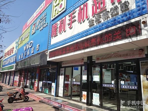 暗訪線下手機(jī)賣場(chǎng) 被促銷員神論驚呆了