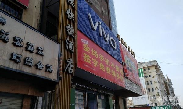 暗訪線下手機(jī)賣場(chǎng) 被促銷員神論驚呆了