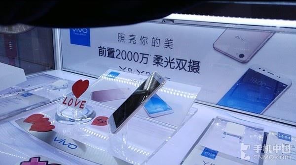 暗訪線下手機(jī)賣場(chǎng) 被促銷員神論驚呆了