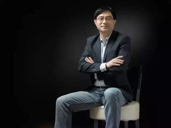 遭郭臺銘驅(qū)逐，搞定雷軍，和周杰倫組CP，他再定義耳機(jī)