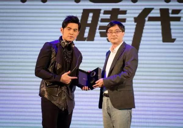 遭郭臺銘驅(qū)逐，搞定雷軍，和周杰倫組CP，他再定義耳機(jī)