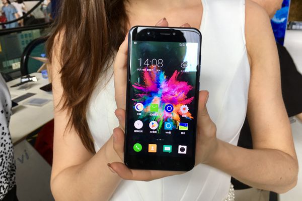 ivvi裸眼3D手機發(fā)布：2199元，4月19日開賣