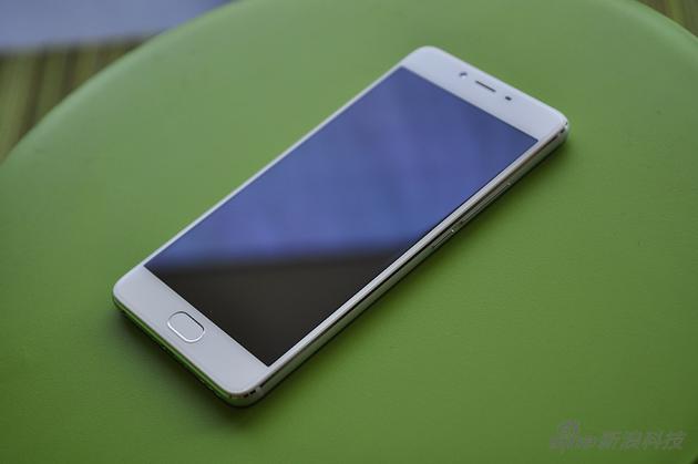 魅藍(lán)E2正式發(fā)布:魅族選擇“刪去”的是那枚閃光燈