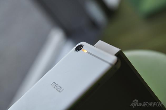 魅藍(lán)E2正式發(fā)布:魅族選擇“刪去”的是那枚閃光燈