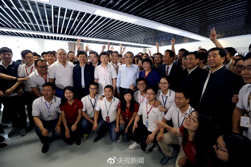 李克強(qiáng)考察鄭州富士康科技園 與郭臺銘駐足交談