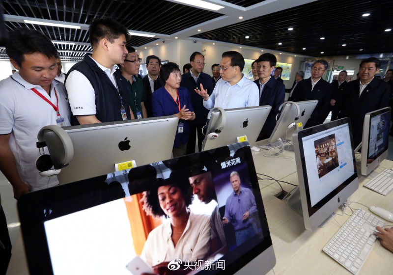 李克強(qiáng)考察鄭州富士康科技園 與郭臺銘駐足交談