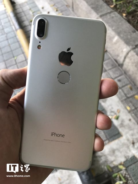 蘋果iPhone 8工程機上手：后置指紋，屏占比驚人