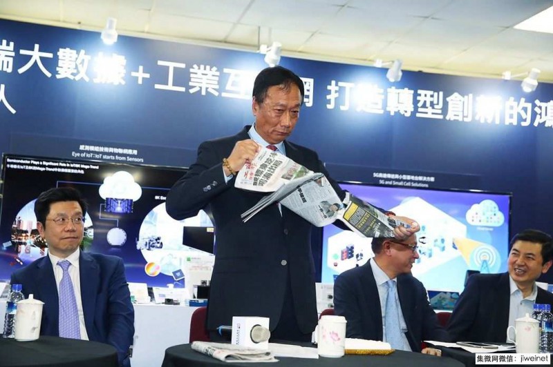 記者會(huì)上怒撕報(bào)紙,郭臺(tái)銘稱東芝案日本經(jīng)產(chǎn)省公報(bào)私仇,國(guó)際笑話