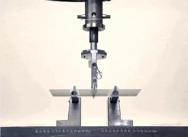 康寧的彎曲柔性玻璃來(lái)了，這將摧毀手機(jī)外殼加工產(chǎn)業(yè)鏈！