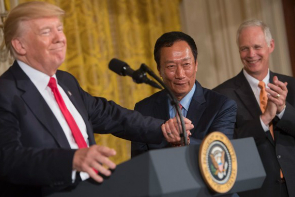 特朗普郭臺銘同臺宣布:富士康將在美投資百億設(shè)廠