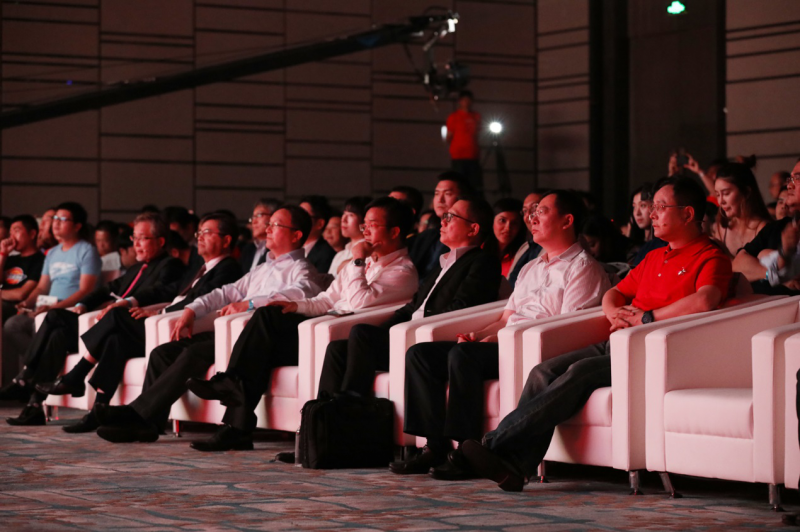 夏普全面屏美人尖AQUOS S2發(fā)布 全面屏手機逐鹿之戰(zhàn)正式打響