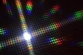 蘋(píng)果效應(yīng)：無(wú)名晶圓公司IQE股價(jià)今年以來(lái)狂漲300%