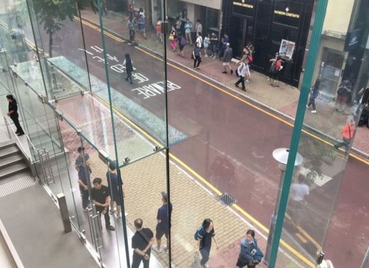 iPhone 8開賣：香港蘋果店僅3人排隊(duì) 黃牛哭慘了