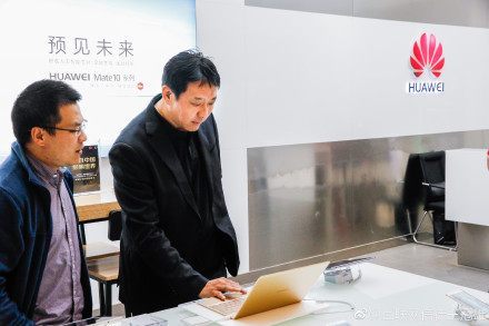 同一天，余承東考察小米之家，劉軍探訪華為線下店