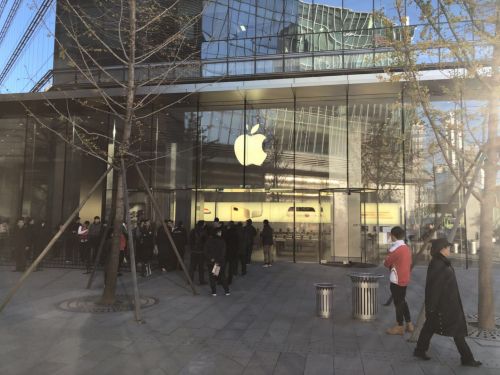 iPhone X今日首發(fā) 預(yù)約取貨現(xiàn)場氣氛火爆