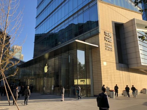 iPhone X今日首發(fā) 預(yù)約取貨現(xiàn)場氣氛火爆