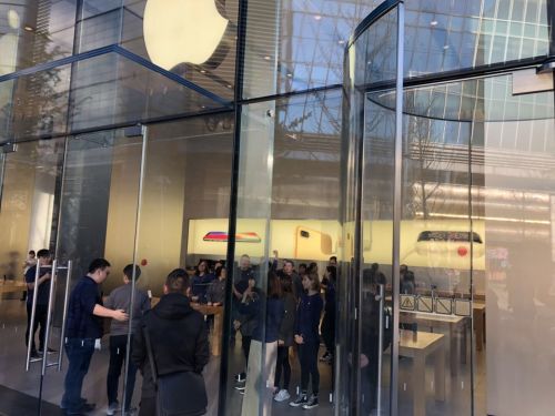 iPhone X今日首發(fā) 預(yù)約取貨現(xiàn)場氣氛火爆