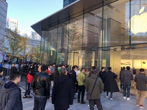 iPhone X今日首發(fā) 預(yù)約取貨現(xiàn)場氣氛火爆