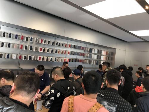 iPhone X今日首發(fā) 預(yù)約取貨現(xiàn)場氣氛火爆