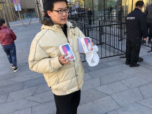 iPhone X今日首發(fā) 預(yù)約取貨現(xiàn)場氣氛火爆