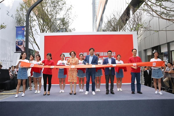 小米之家旗艦店現(xiàn)希臘鐵桿米粉 從頭到腳都是小米