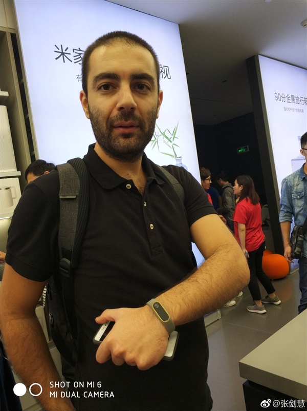 小米之家旗艦店現(xiàn)希臘鐵桿米粉 從頭到腳都是小米