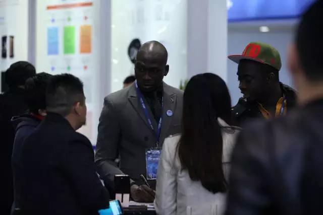 2017重慶國(guó)際手機(jī)展:外商考察團(tuán)參展 深入了解中國(guó)手機(jī)產(chǎn)業(yè)