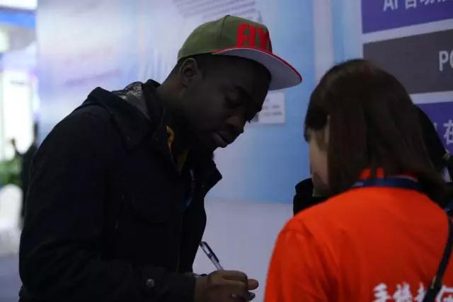 2017重慶國(guó)際手機(jī)展:外商考察團(tuán)參展 深入了解中國(guó)手機(jī)產(chǎn)業(yè)