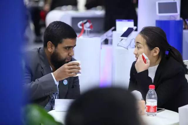 2017重慶國(guó)際手機(jī)展:外商考察團(tuán)參展 深入了解中國(guó)手機(jī)產(chǎn)業(yè)