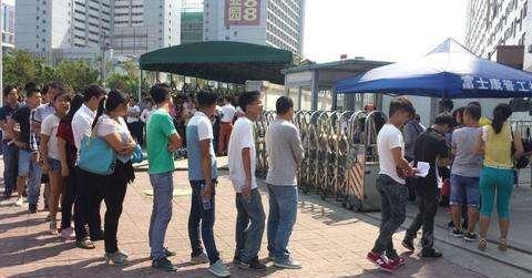 快要扛不住了，富士康人事小姐透露，每個(gè)月6萬員工辦離職！