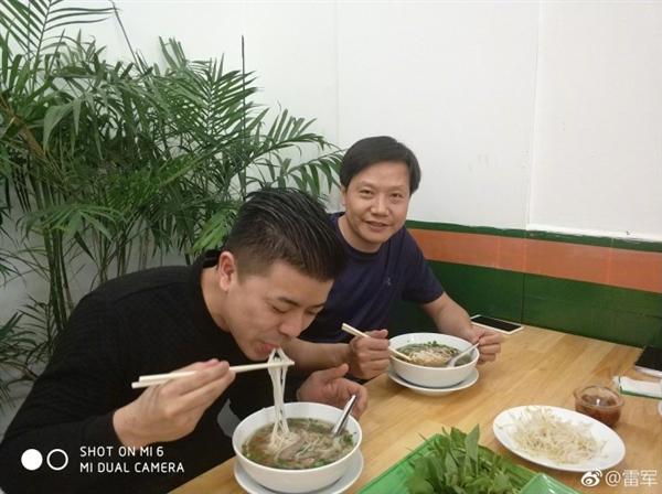 雷軍曬照：越南吃河粉，米粉送斗笠！網(wǎng)友直呼太接地氣了