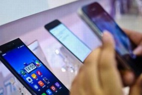 中國手機(jī)產(chǎn)業(yè)的2017：裸泳者都被拍在沙灘上