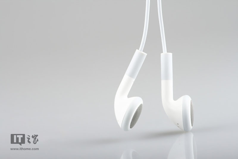 2017年中國耳機耳麥市場零售規(guī)模達92億元