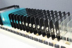 手機玻璃機身橫行，2017年國產(chǎn)廠商征戰(zhàn)1.35億平方米高鋁玻璃市場